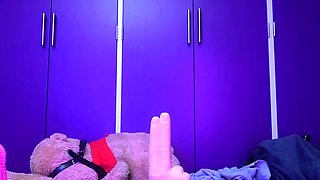 Blonde teen vicki toy fuck her shave sex holes