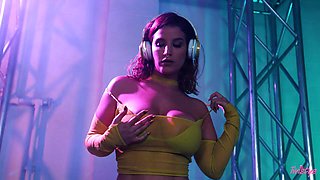 Lasirena69's Wild Party Seduction in Solo Ecstasy