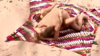 Voyeur filme un couple sur la plage