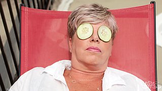 Leilani Li's Poolside Passion Drips with Desire