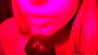 Amateur brunette double toying on webcam