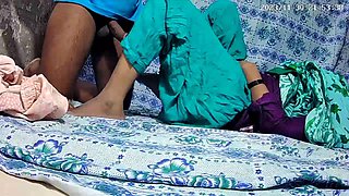 Russian mommy has a steamy hook-up in the bedroom