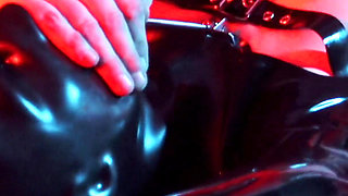Challenging electro session for the Rubber Slut from Germany