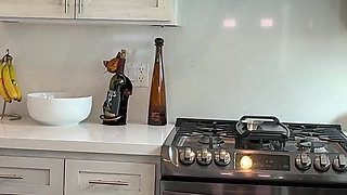 Distracting Babe in the Kitchen