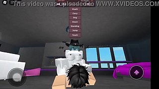 Vaquera cabalga buena polla en Roblox condo