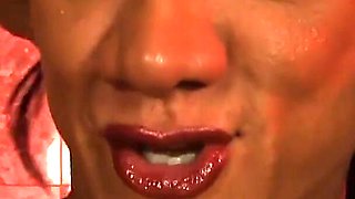 Big Beautiful Bodybuilder Amber Rides the Sybian
