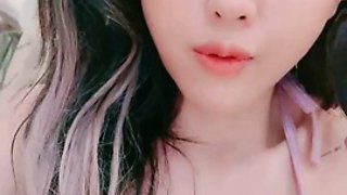 The top-notch young model with good looks shows her face in a wonderful show. Her nipples are all pink. Her hairless pussy is tender and juicy. She masturbates her pussy and makes her pussy wet. She moans and cums. Dont miss the Chinese live broadcast.
