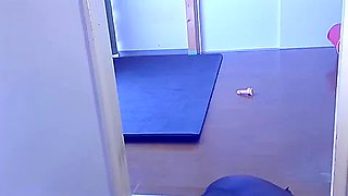 Yuca ヒトイヌ ヘットトレーニンクを受ける日本の女の子