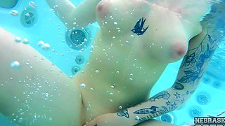 Barely legal brunette babe pleasures her shaven puss in the sun by the pool