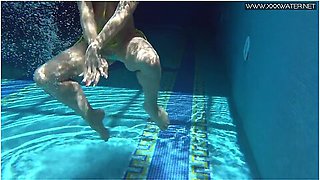 Milf Babe Nicole Pearl Shaking Ass Underwater