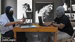 Blowjob panas di tempat kerja dari rekan kerja. rekan. Blowjob di kantor saat bekerja