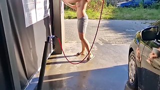 I undress while washing the car at the car wash, showing my tits and pussy in public