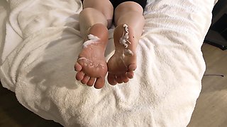 Fetish - BBW MILF Washes Sexy Feet and Creams Them in Hotel