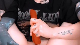 Close up amateur beauty uses her toy to masturbates