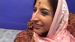 Hot Indian Bhabhi From Rajasthan Takes Hard Anal in USA for Money - Desi Aunty DP