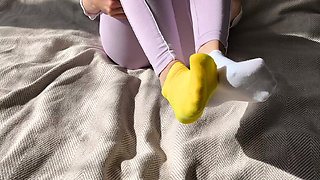 Sunny Summer Sockjob in Mismatched Socks