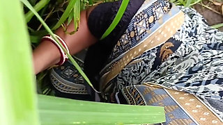 The brother-in-law slept his sister-in-law's beautiful young big ass in the field under his own and left the pussy and sucked his land to the sister-in-law, sister-in-law's youth enjoyed the outdoor field.
