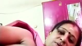 Today Exclusive- Sexy Mallu Aunty Shows Her Boobs