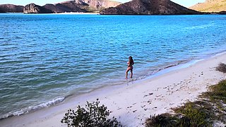 Amateur flashes her big boobs and ripped with the cab driver