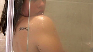 What better pleasure than realizing a delicious shower with the help of a secret friend