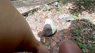 ue dia tan aburrido hoy, aprovecho para divertirme con el sexi y latino culo de mi cachonda hermanastra