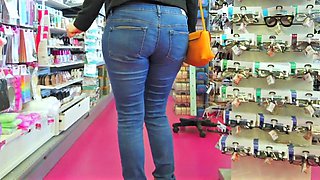 No Bra Shopping – See-Through Top & Big Ass in Tight