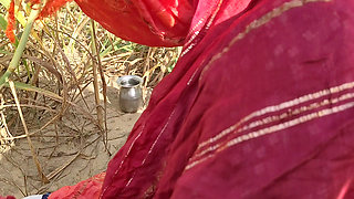 Desi brother-in-law sex video Indian beautiful sister-in-law called in the field and the ass of the brother-in-law