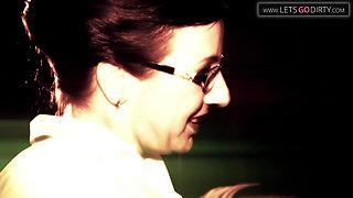 Skinny girl finger fucks herself after getting horny in photoshoot