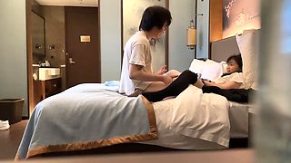 Real Hotel Shooting An 18-year-old college girl was taken to the hotel by her boyfriend to wear a sexy JK. The girl in black and white silk stockings served her boyfriend on top, and the whole process was secretly filmed and the obscene conversations were filmed.