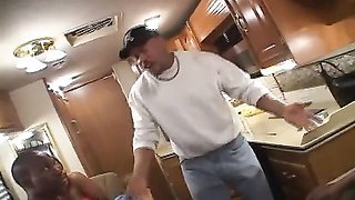 Easy-on-the-eyes princess's gangbang action