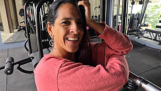 I sucked the cock of the hot male who was in the gym.