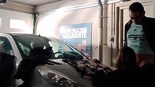 a plat ventre sur le capot de la voiture